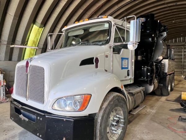 2022 KENWORTH T370 VAC TANKER - Image 2