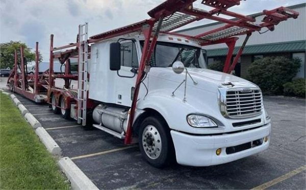 2006 Freightliner Columbia 112 with Car Carrier - Image 4