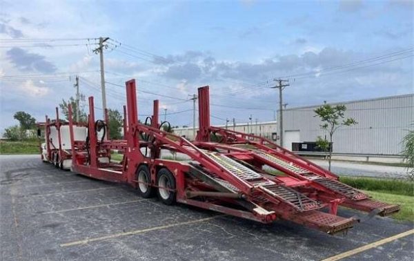 2006 Freightliner Columbia 112 with Car Carrier - Image 7