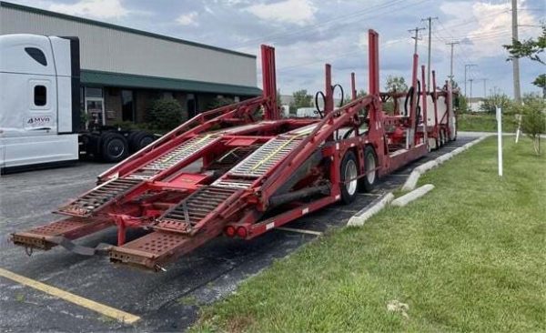 2006 Freightliner Columbia 112 with Car Carrier - Image 8