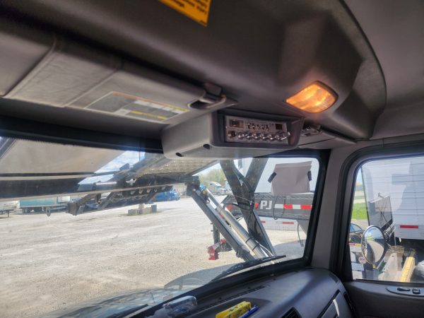 2016 Peterbilt 348 car hauler - Image 11