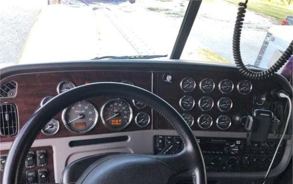 2019 PETERBILT 389 - Image 12