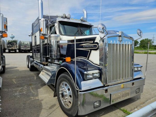 2017 KENWORTH W900L STUDIO SLEEP - Image 2