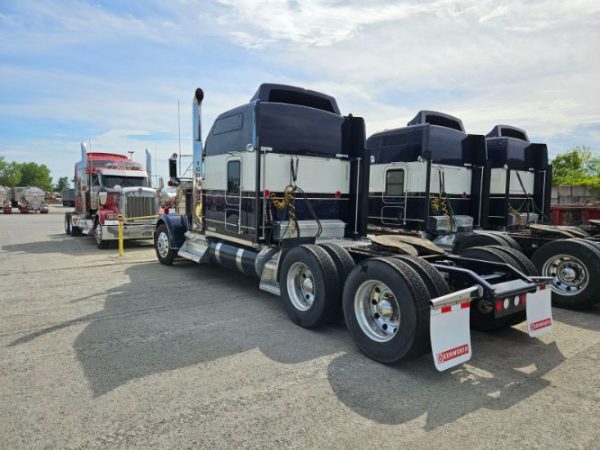 2017 KENWORTH W900L STUDIO SLEEP - Image 3