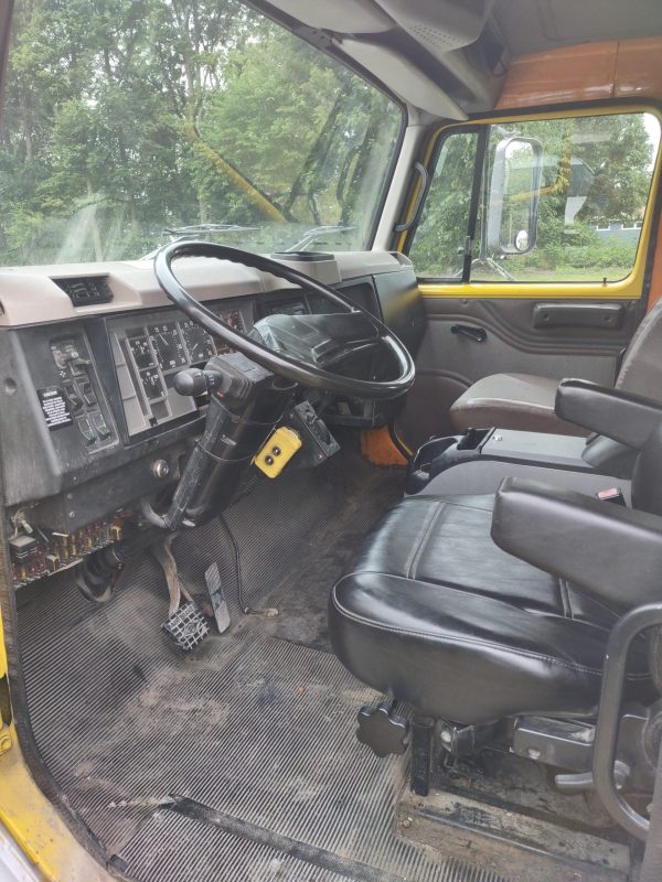 2001 International 4700 - Image 2