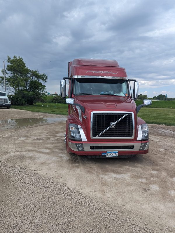 2016 Volvo VNL42T730 - Image 2