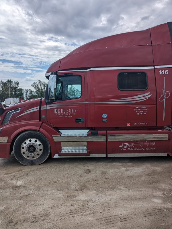 2016 Volvo VNL42T730 - Image 4