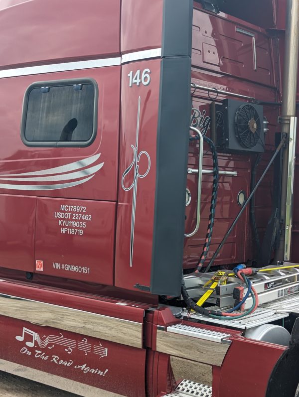 2016 Volvo VNL42T730 - Image 11