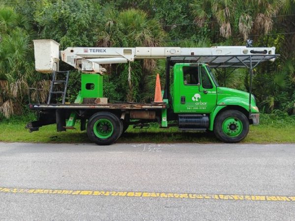 2007 INTERNATIONAL 4300 BUCKET TRUCK - Image 2