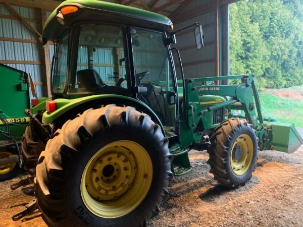 2003 JOHN DEERE 5520  CAB TRACTOR - Image 2