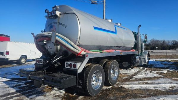 2007 PETERBILT 379 VACUUM TRUCK - Image 3