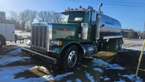 2007 PETERBILT 379 VACUUM - Image 2