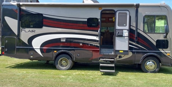 2015 FLEETWOOD FLAIR 26D - Image 2