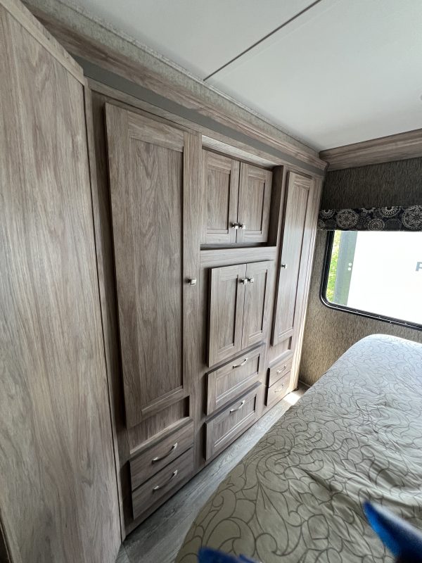 2017 FOREST RIVER SUNSEEKER LE 3250DSLE - Image 11