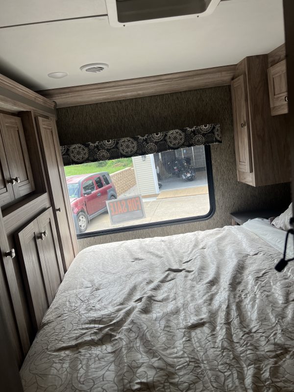 2017 FOREST RIVER SUNSEEKER LE 3250DSLE - Image 2