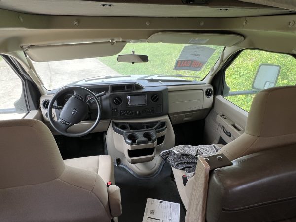 2017 FOREST RIVER SUNSEEKER LE 3250DSLE - Image 7