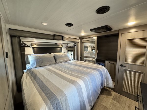 2022 KEYSTONE RV CO MONTANA 3855BR - Image 12