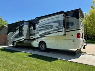 2016 Tiffin Allegro Red 33 AA - Image 2