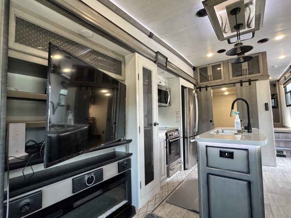 2022 KEYSTONE RV CO MONTANA 3855BR - Image 8