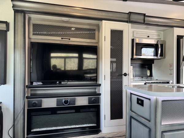 2022 KEYSTONE RV CO MONTANA 3855BR - Image 9