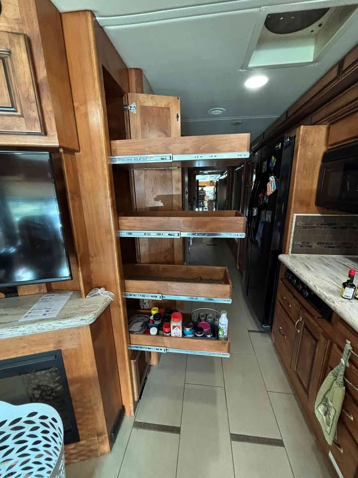 2012 Monaco knight 36pft - Image 11