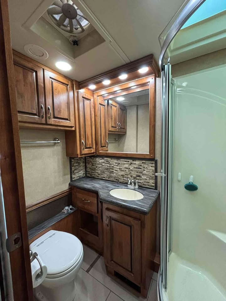 2012 Monaco knight 36pft - Image 13