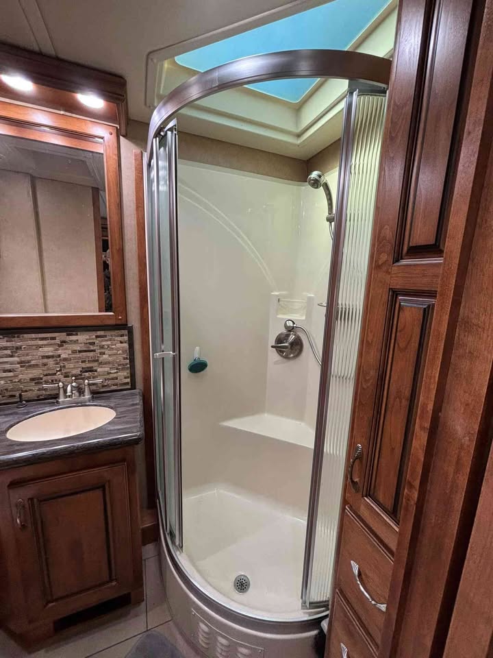 2012 Monaco knight 36pft - Image 14