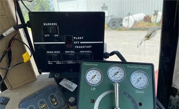 2013 WHITE 8816 - Image 17