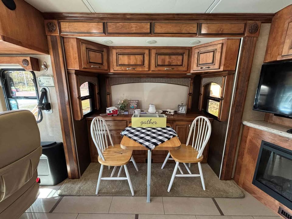 2012 Monaco knight 36pft - Image 6