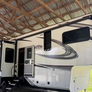 2022 GRAND DESIGN SOLITUDE S CLASS 3550BH-R (BH85)