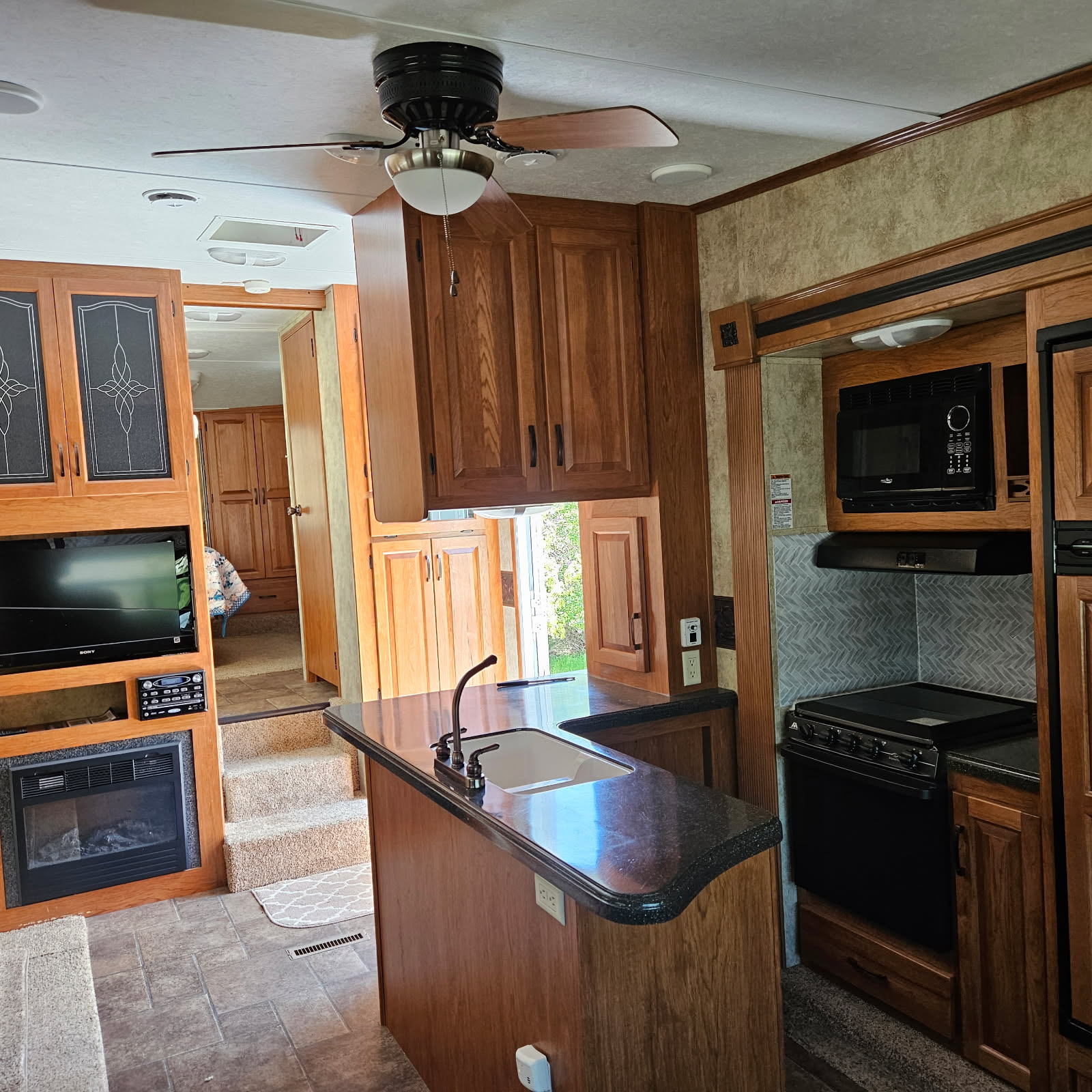 2011 KEYSTONE RV CO MONTANA MOUNTAINEER 291RLT - Image 2