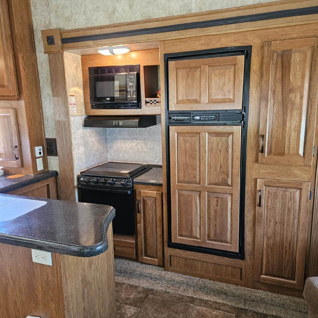 2011 KEYSTONE RV CO MONTANA MOUNTAINEER 291RLT - Image 3