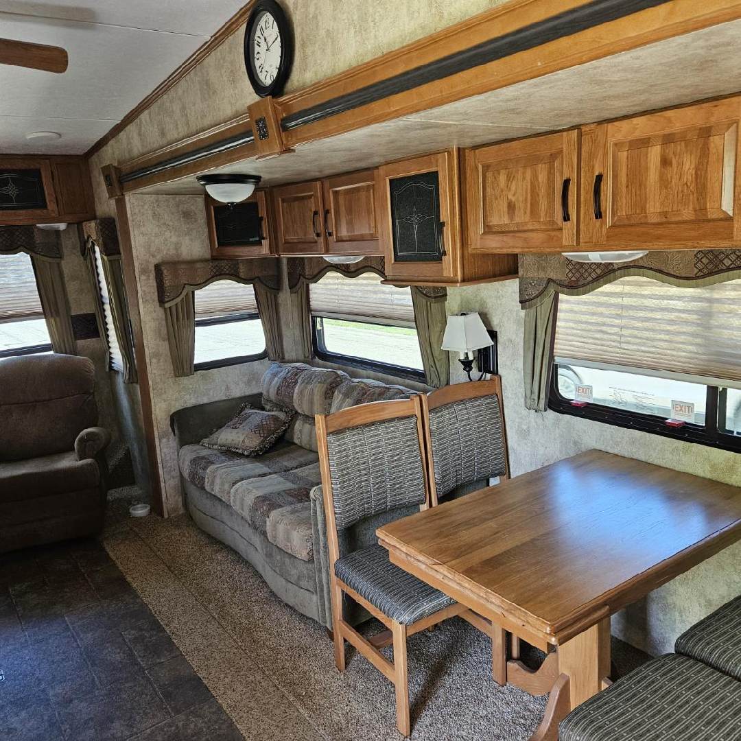 2011 KEYSTONE RV CO MONTANA MOUNTAINEER 291RLT - Image 4