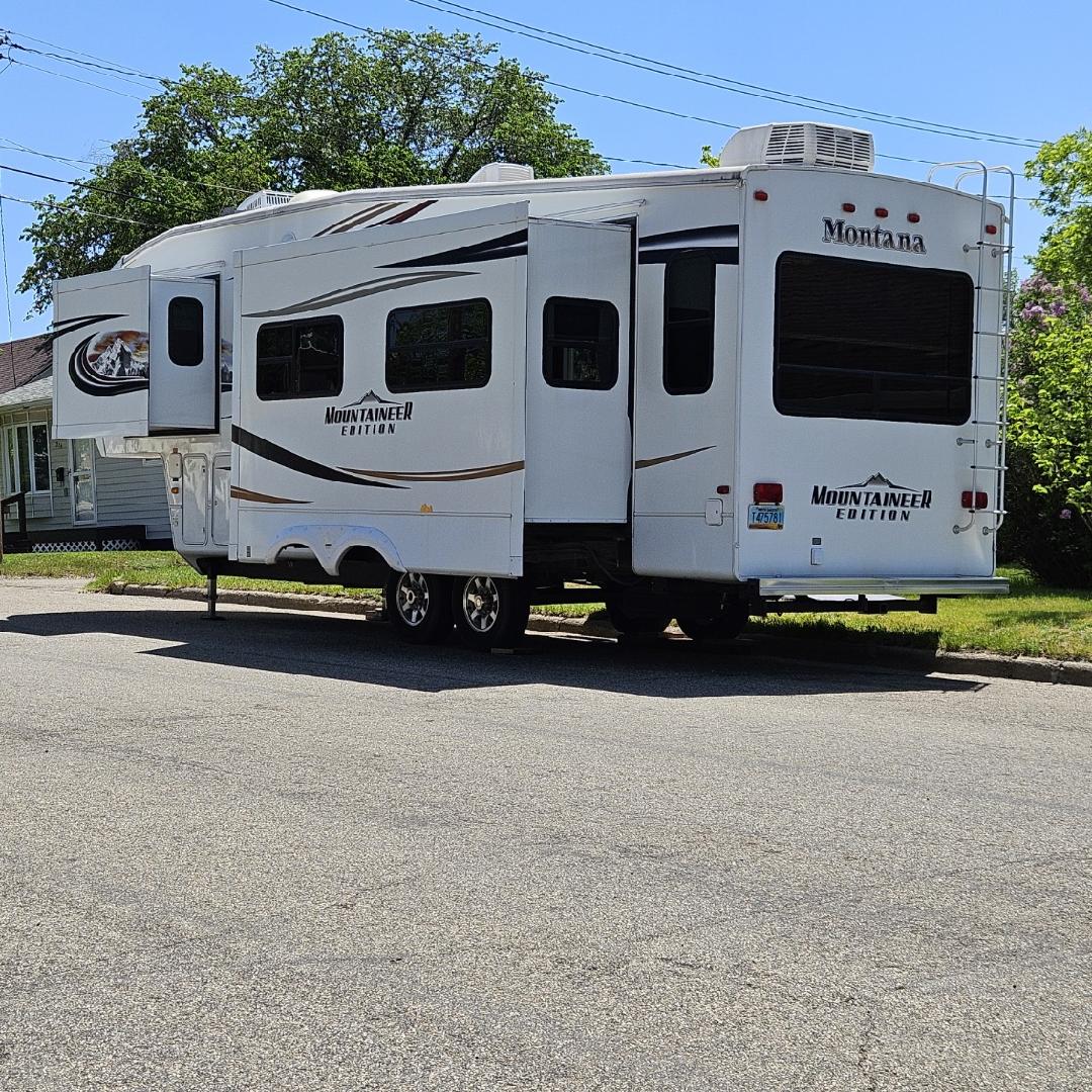 2011 KEYSTONE RV CO MONTANA MOUNTAINEER 291RLT - Image 6