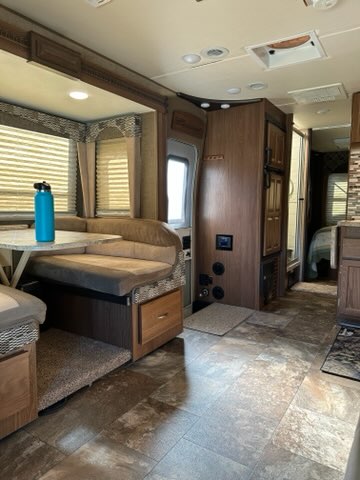 2011 KEYSTONE RV CO MONTANA MOUNTAINEER 291RLT - Image 11