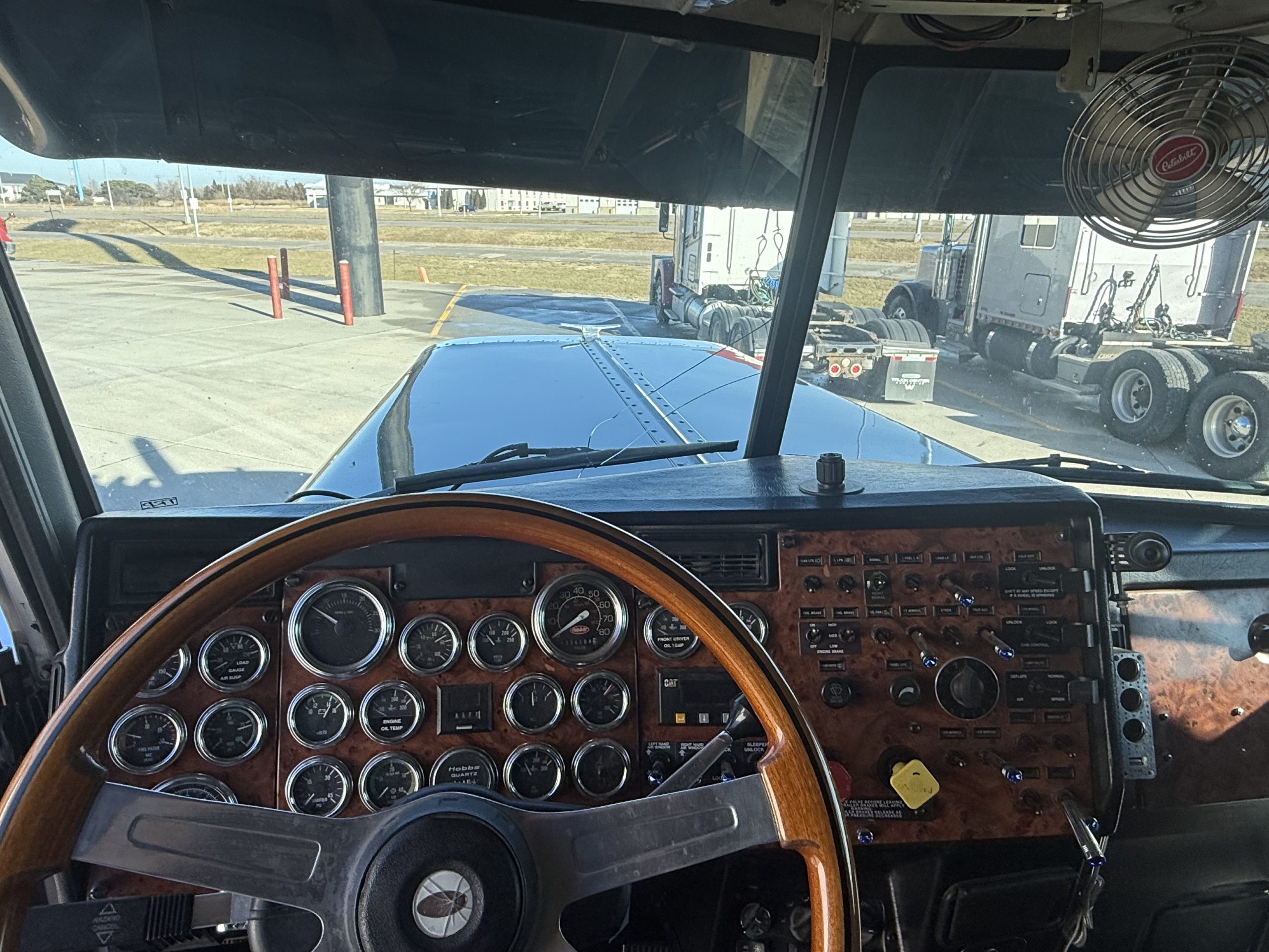 1999 Peterbilt 379 - Image 11