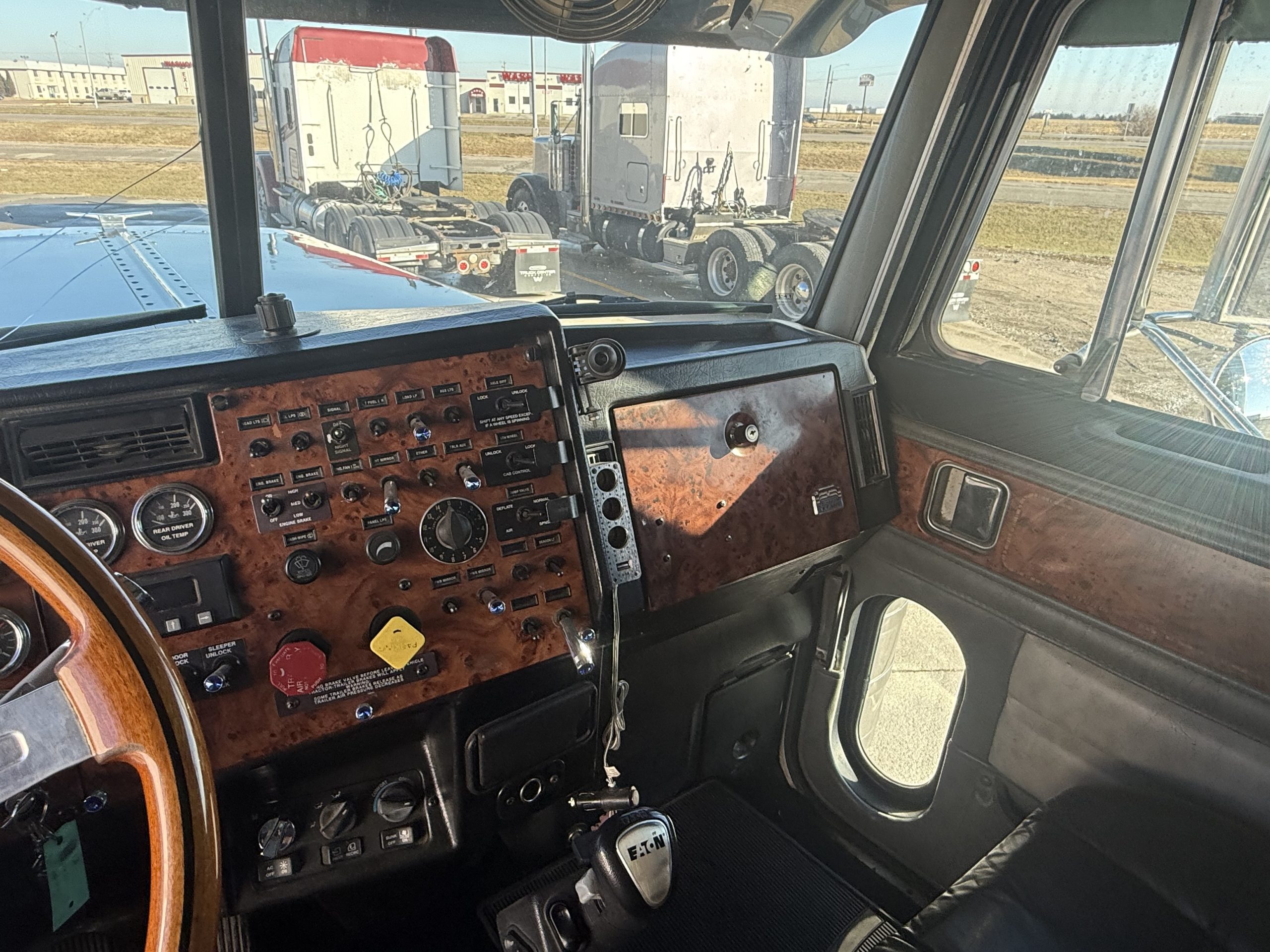 1999 Peterbilt 379 - Image 12