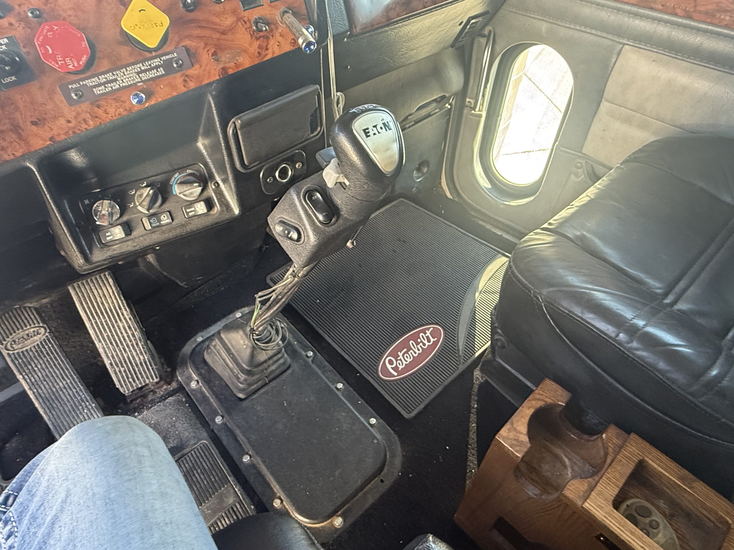 1999 Peterbilt 379 - Image 13