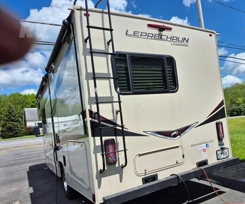 2023 COACHMEN LEPRECHAUN 260DS - Image 3