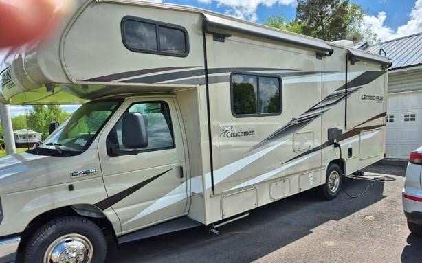 2023 COACHMEN LEPRECHAUN 260DS - Image 4