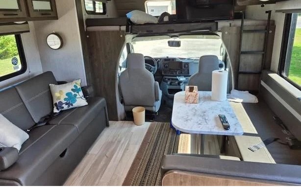 2023 COACHMEN LEPRECHAUN 260DS - Image 5