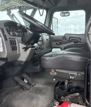 2018 PETERBILT 348 - Image 13