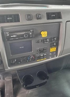 2018 PETERBILT 348 - Image 14