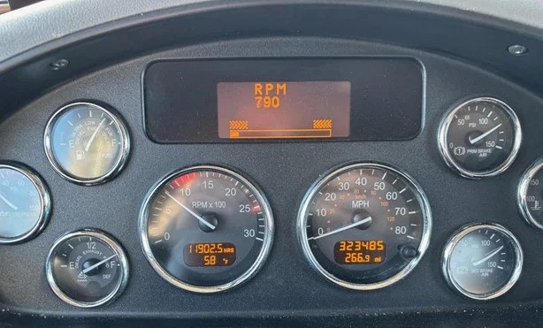 2018 PETERBILT 348 - Image 15