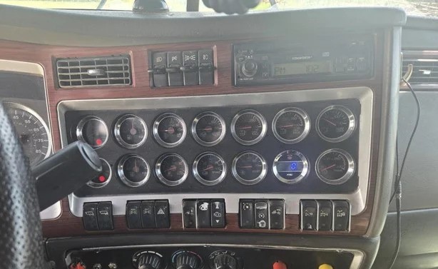 2007 Kenworth WB 900 - Image 3