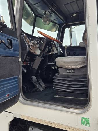 1999 Peterbilt 378 DayCab - Image 11