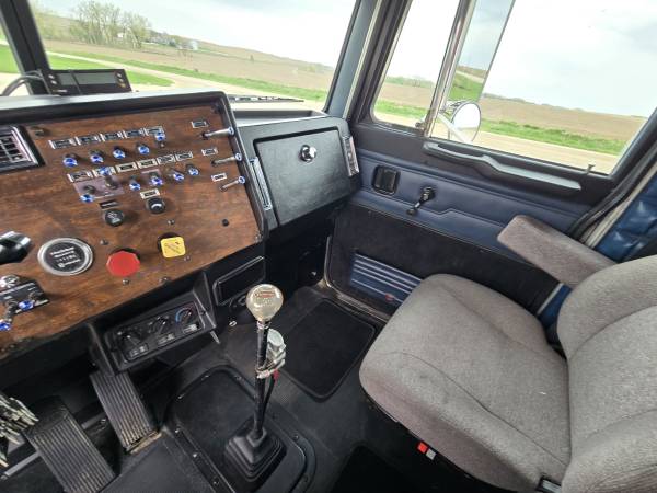 1999 Peterbilt 378 DayCab - Image 12