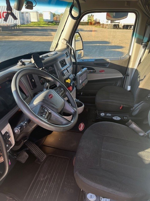 2024 PETERBILT 579 - Image 12