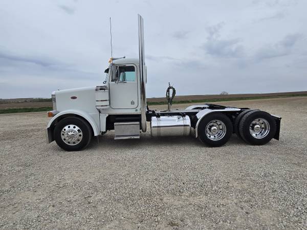 1999 Peterbilt 378 DayCab - Image 2