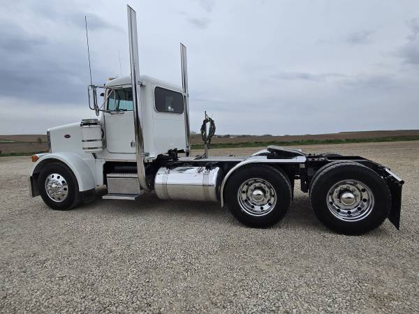 1999 Peterbilt 378 DayCab - Image 3